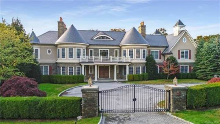 Legendary New York Yankee Hall of Famer Mariano Rivera has listed his Rye mansion for $3.995 million.