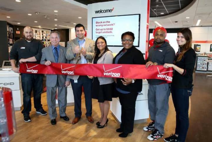 Center for Safety &amp; Change Executive Elizabeth Santiago joined Rockland County Executive Ed Day at the ribbon-cutting ceremony for the new Verizon Wireless “Smart Store” at The Shops at Nanuet.