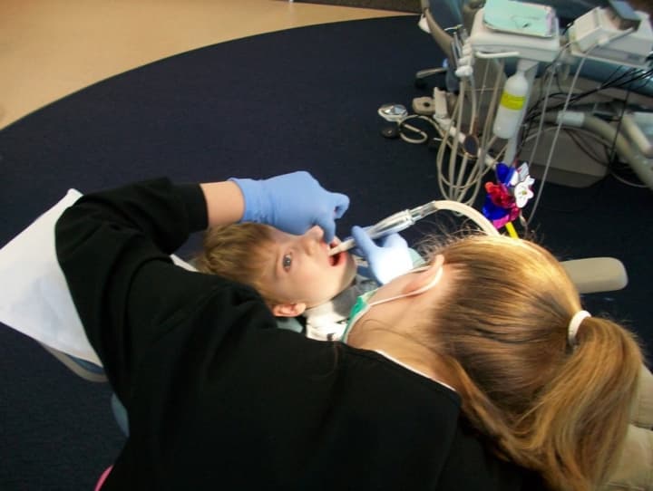 Free dental care for kids is available at some dental practices in Bergen County.