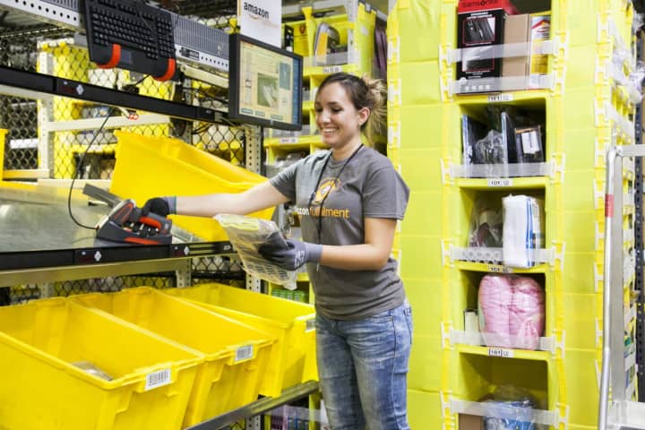 Amazon Books has plans to create 2,500 jobs in New Jersey, starting with a store coming to the Garden State Plaza sometime this year.