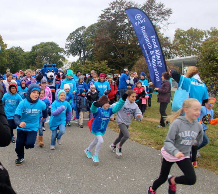 Participants start the 2015 FARE Walk for Food Allergy. A total of over 800 walkers attended the 2014 and 2015 walks.