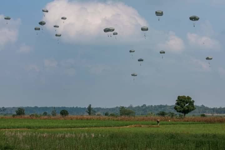 Paratroopers from the US 82nd Airborne Division practicing.