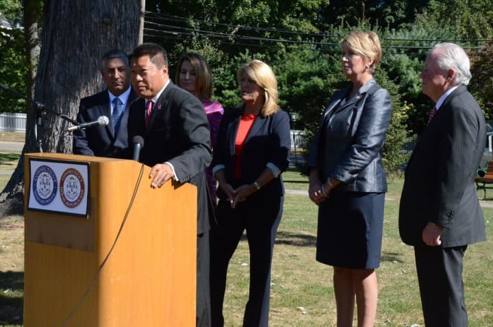 The Republican Fairfield Delegation joined state representatives at an organized press conference on the Fairfield Historic Town Hall Green on Thursday to renew their calls for a special session over Connecticut&#x27;s financial state. 