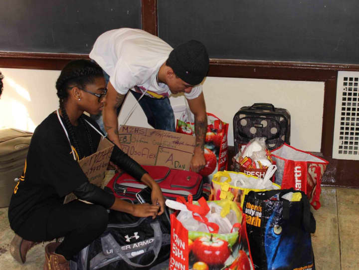 Mount Vernon High School students are teaming up to help feed the homeless in the tri-state area. 