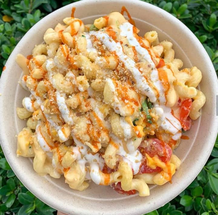 The &quot;SoFloFooodie&quot; mac and cheese bowl, created by this Instagram user: Pasta, cheese sauce, broccoli, tomatoes, American cheese and crispy chicken, drizzled with ranch and buffalo sauce.