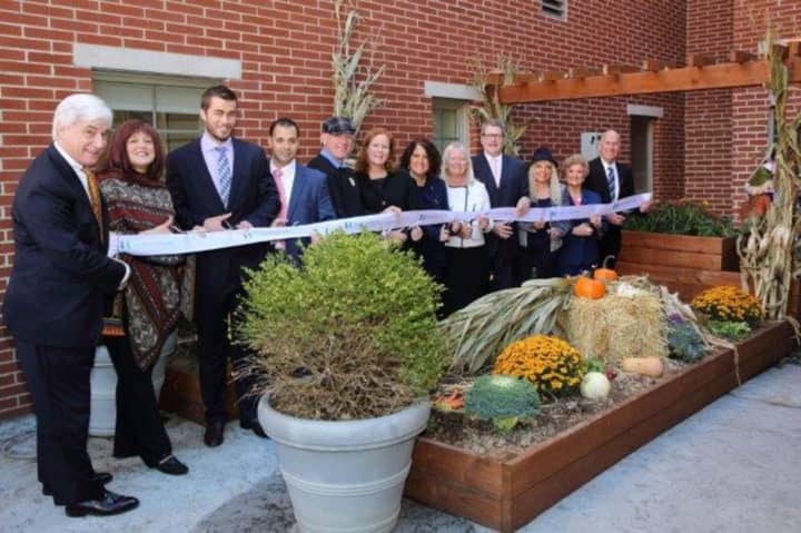 The Joseph M. Sanzari Children’s Hospital at HackensackUMC recently unveiled a rooftop healing garden to benefit patients at the Audrey Hepburn Children’s House, a state-designated Regional Diagnostic Center for Child Abuse and Neglect.