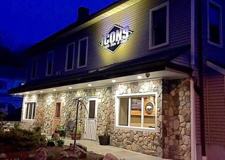 Icons Sports Bar &amp; Grill opened on Route 39 in New Fairfield this spring. It bills itself as a combo family eatery and sports bar.