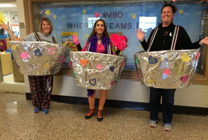 Bloomingdale teachers hold &quot;buckets of kindness.&quot;