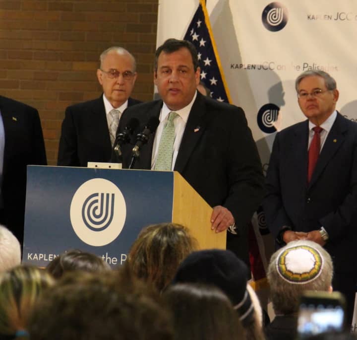 Gov. Chris Christie addresses hundreds of people at a Tenafly rally against anti-Semitism.