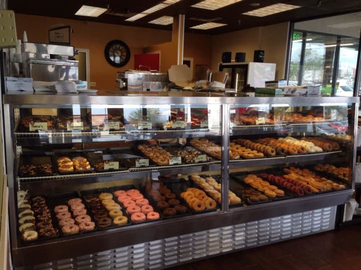 Glaze Donuts, the independent artisan doughnut chain in northern New Jersey, will open a second location at Wedgewood Plaza in Wayne.
