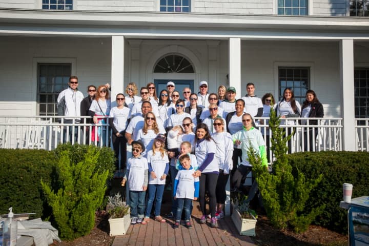 Forevermark employees and staff from Craig’s Fine Jewelry, David Harvey Jewelers, J. Albert Johnson Jewelers, and Nagi Jewelers work together to clean up Cove Island Park in Stamford, with local nonprofit SoundWaters.
