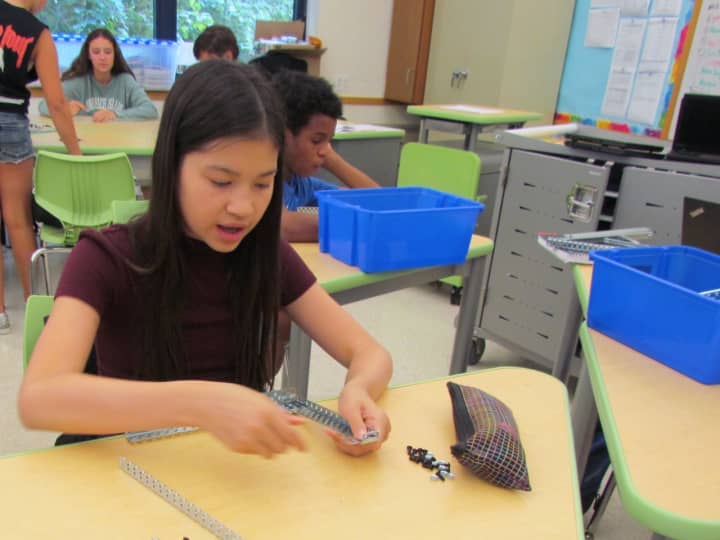 Irvington Middle School students are learning how to build robots.