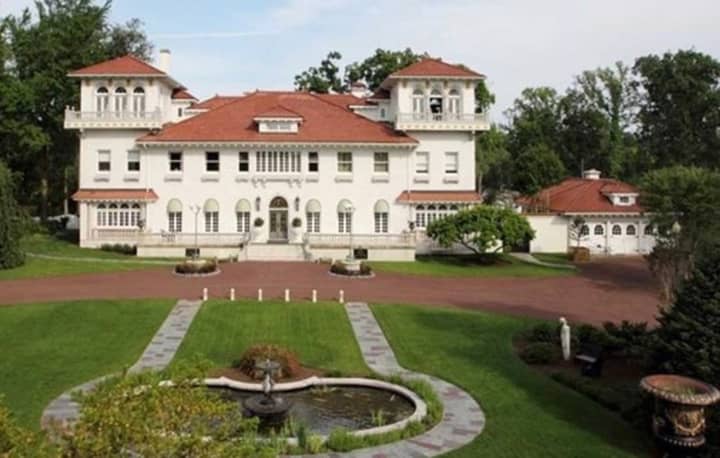 Englewood&#x27;s Gloria Crest estate is going to auction.