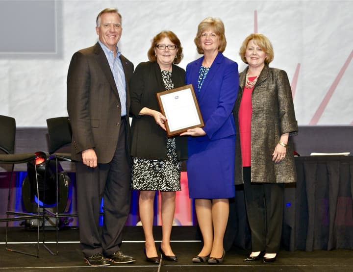 (from left) Gary Reedy, American Cancer Society CEO; Kimberly Bielecki; Scarlott Mueller, American Cancer Society Board of Directors chair; and Susan Henry, Lane Adams Quality of Life Award Workgroup chair.