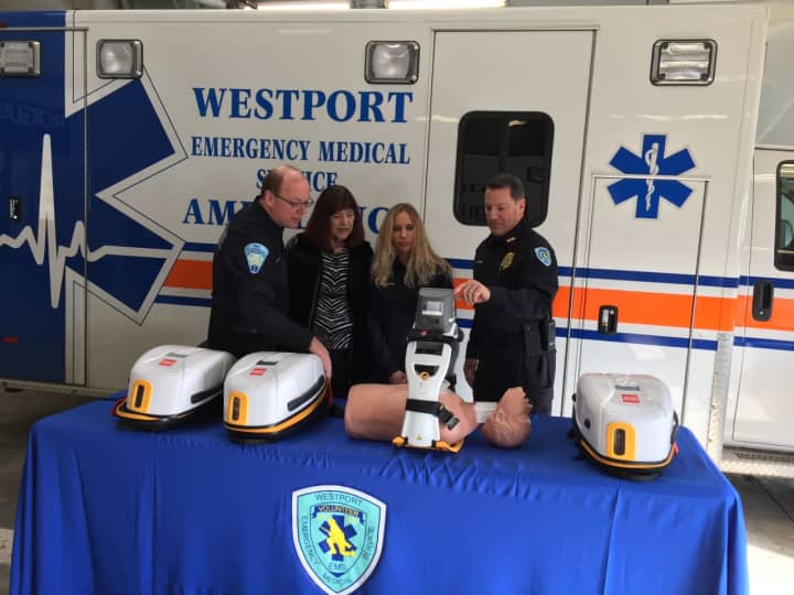 Westport Volunteer EMS Deputy Director Marc Hartog (right) demonstrates the new LUCAS 3 device
to WVEMS President Yves Cantin, Pam Papay from Newman’s Own and WVEMS board member Nancy Surace.