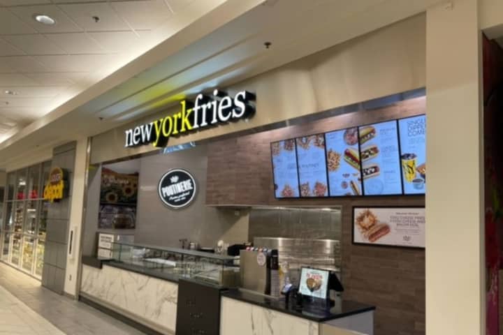 New York Fries, an eatery specializing in French fries, has officially re-entered the US as its first location opened at the Roosevelt Field Mall.&nbsp;