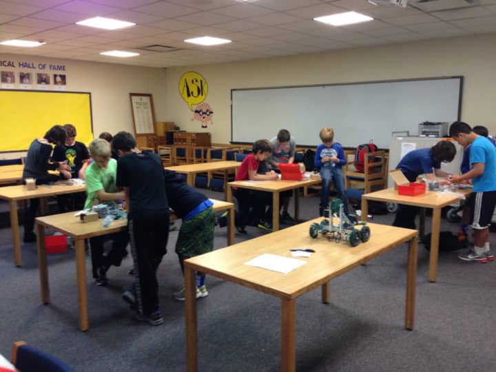 North Salem Middle School students are building and programming robots in the Robot/Coding Club