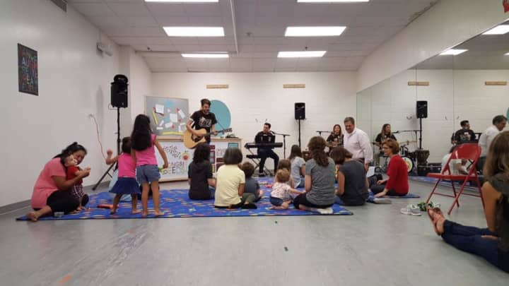 Songs for Seeds features 45-minute classes led by a three-piece live band of teacher/musicians who encourage kids to sing, play instruments and dance.