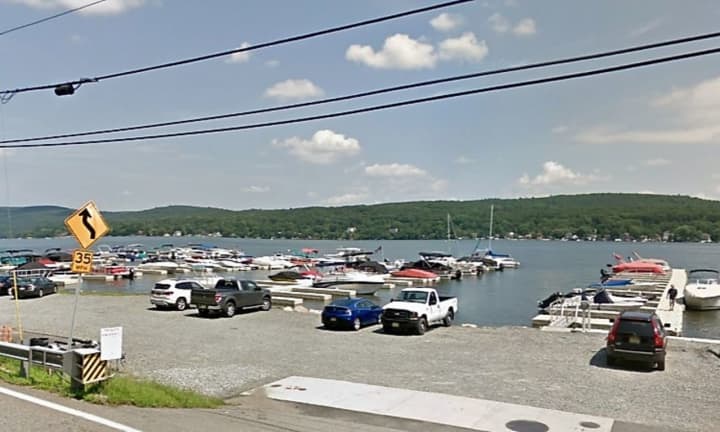 Two children wearing life vests &quot;were having difficulty getting into&quot; a pontoon boat, so David Traub jumped in just north of the Sportsmen&#x27;s Marina at Lakeside Avenue in Hewitt on the New Jersey side, Greenwood Lake Police Chief John Hansen said.