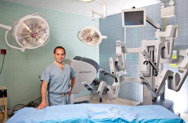 Dr. Seth Lerner, Director of the Prostate Program at White Plains Hospital, with the da Vinci robotic surgical system.