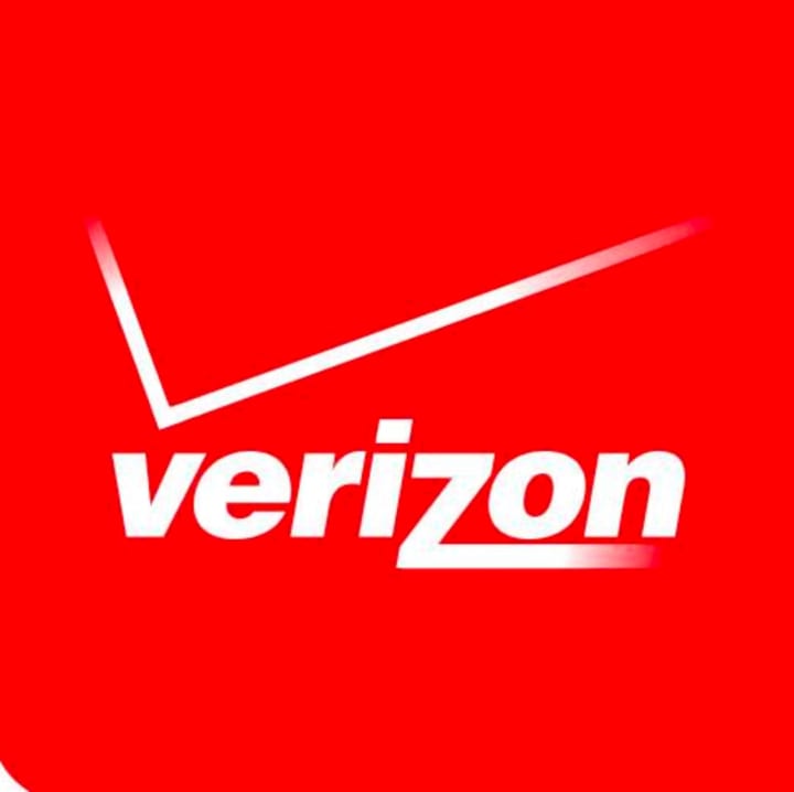 Verizon Communications plans to cut 250 jobs from its Rockland call center, moving the positions to Florida, South Carolina and Texas.