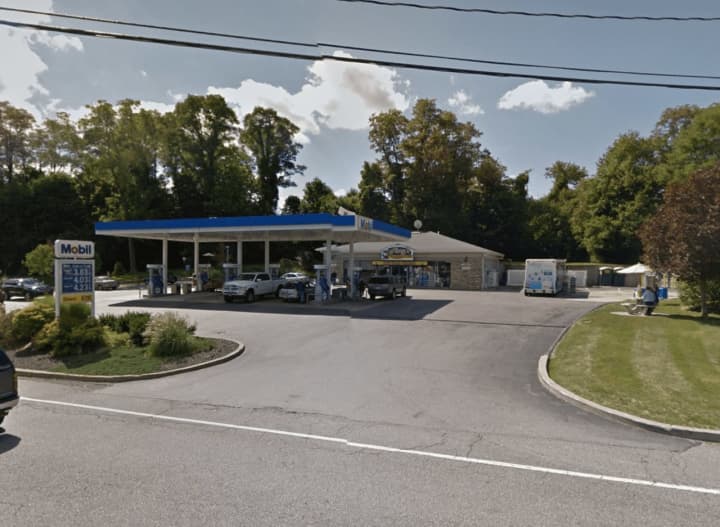A sale for a cell phone went wrong at the Bryant Pond Mobil Station in Putnam County.