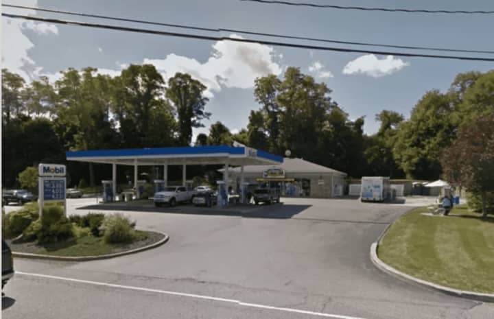 A fight broke out at the Mobil gas station after a phone sale went wrong.