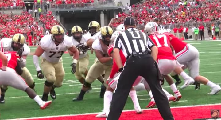 Darnell Woolfolk takes the handoff for Army&#x27;s only touchdown against Ohio State.