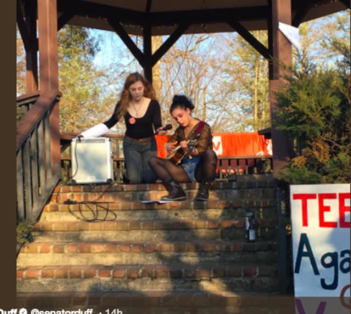 Students preparing signs for an anti-gun rally in Ridgefield.