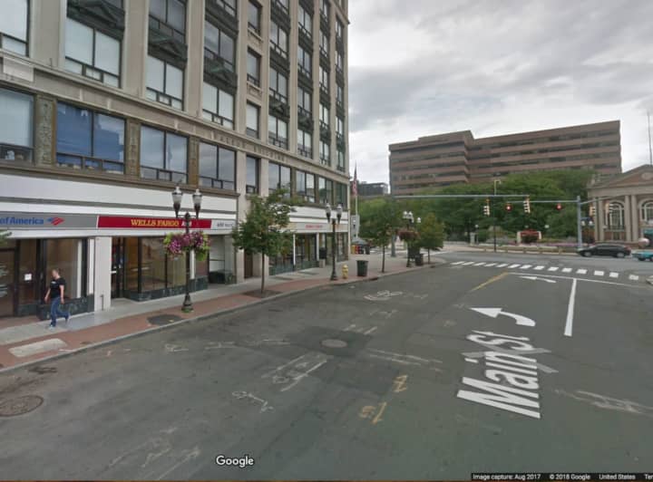 A teen tried to steal a woman&#x27;s purse outside the Wells Fargo ATM in Stamford.