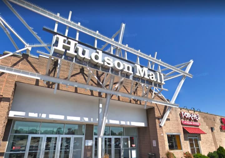 Tiny flies are slowing down business at the Hudson Mall in Jersey City.