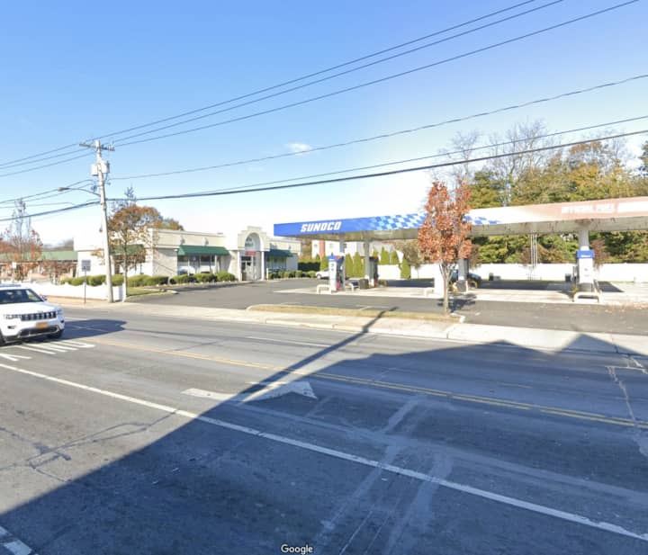 A man exposed himself to two women on West Montauk Highway in Lindenhurst.