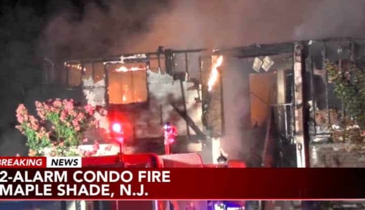 Fire rips through Valley Glen condominiums in Maple Shade (ABC Action News 6 screengrab)