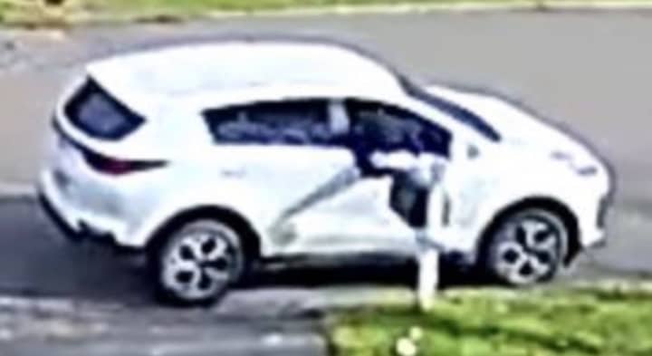 * Have You Seen This Car? * Police in Fairfield County are searching for a group of thieves stealing from mailboxes.
