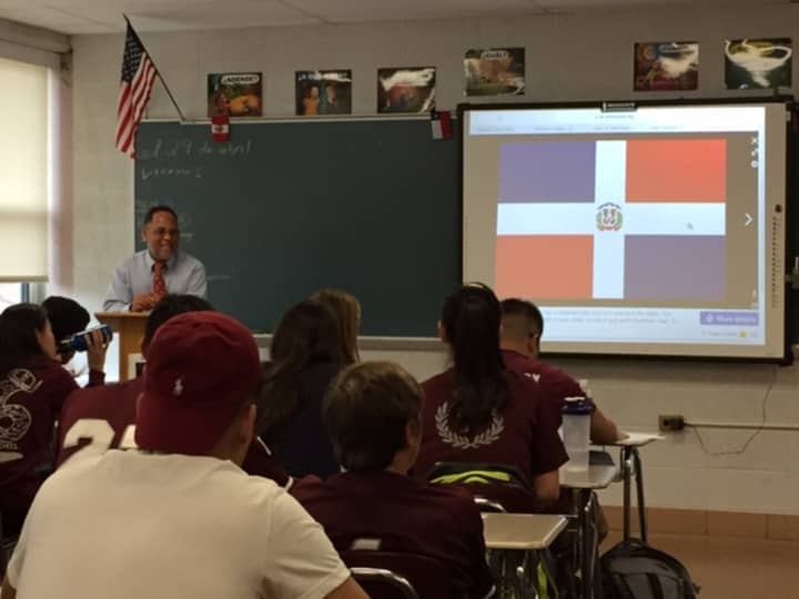 Native Dominican educator visits Valhalla High School Spanish students.