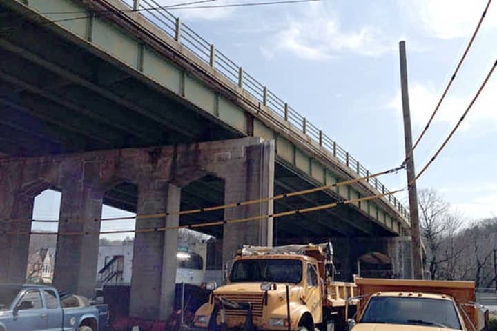 Work on the Ashford Avenue Bridge project in Greenburgh has caused traffic concerns for motorists who use the Saw Mill River Parkway. The state DOT said it will install arrows to help drivers, who want to exit at Lawrence Street, pick a lane.