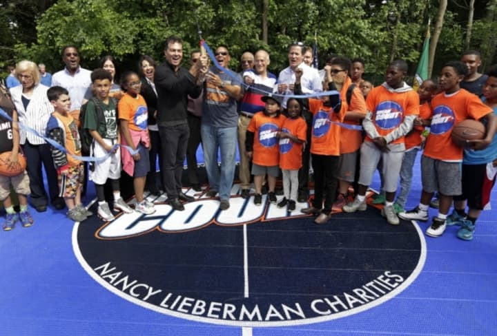 A ribbon-ceremony opened a newbaketball court in Old Tarrytown Park.
