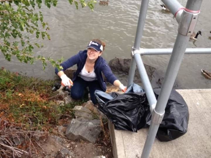 University of Delaware alumni from northern New Jersey volunteered to clean up Edgewater.