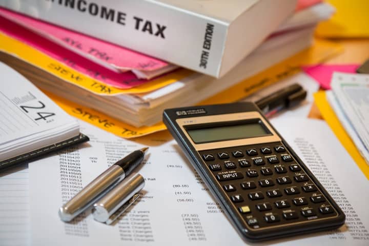 A Connecticut man has admitted he failed to report more than $900,000 in income on his personal federal tax returns.