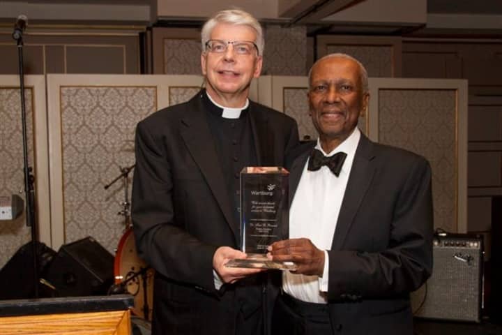 The Rev. Amandus Derr and honoree Fred Renwick at the Mount Vernon fund-raiser.