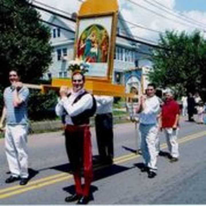 The Madonna is carried through Stamford during the city&#x27;s Sagra Delle Regne in 2004. 
