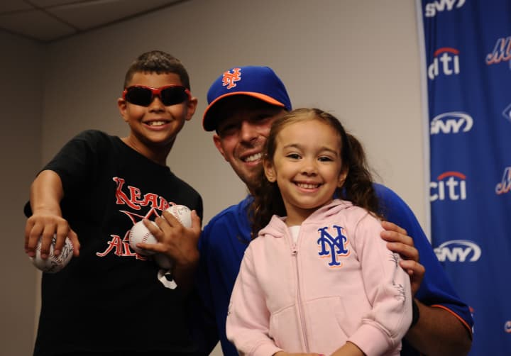Mets pitcher David Aardsma talks to young fans at Citi Field.