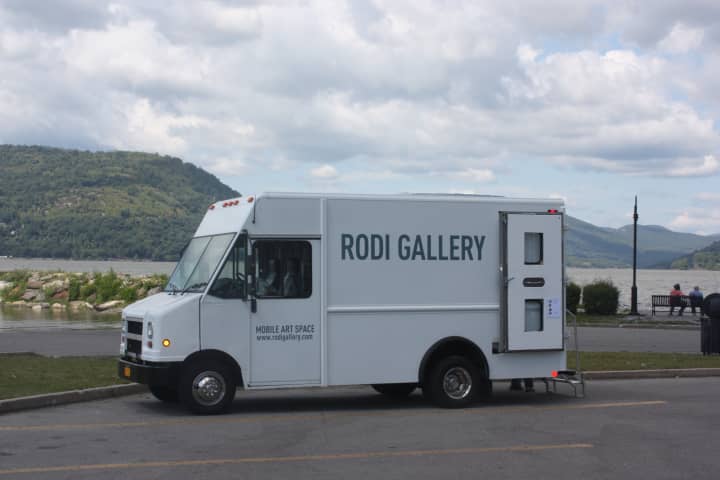 Yorktown artist Elise Graham is set to tour the Hudson Valley to show off her artwork using a mobile gallery. 