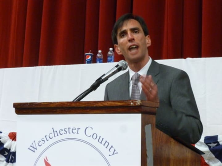 New Rochelle Mayor and County Executive candidate Noam Bramson called for the gradual shut down of the Indian Point nuclear facility in Buchanan.