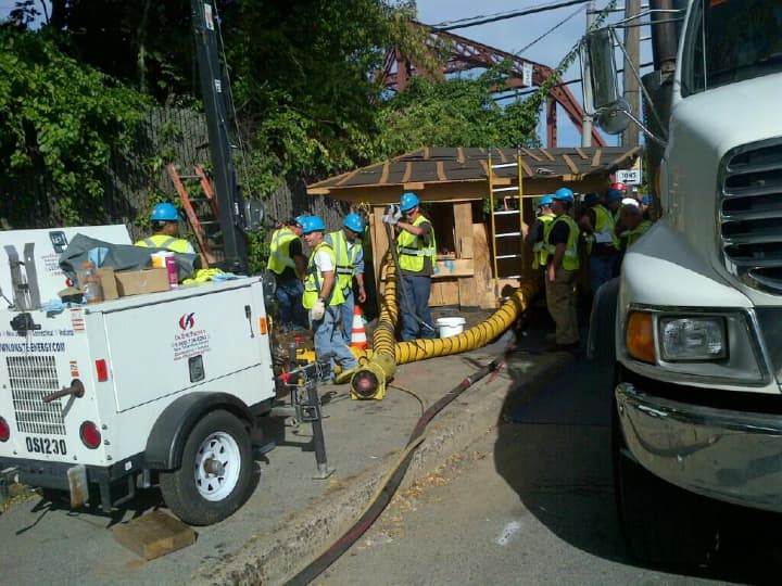 Con Edison crews working on feeder cable for Metro North New Haven service pic.twitter.com/1UCVbHbZtb