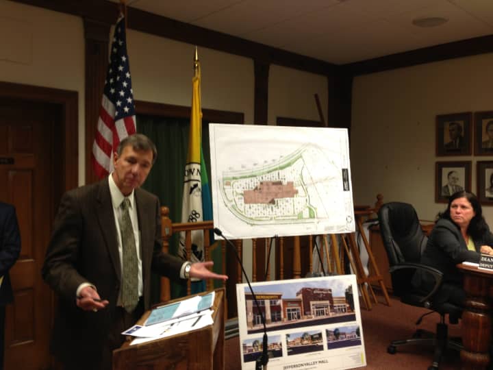 Simon Property officials presented its final plan for its Jefferson Valley Mall expansion Tuesday night in Yorktown Town Hall.