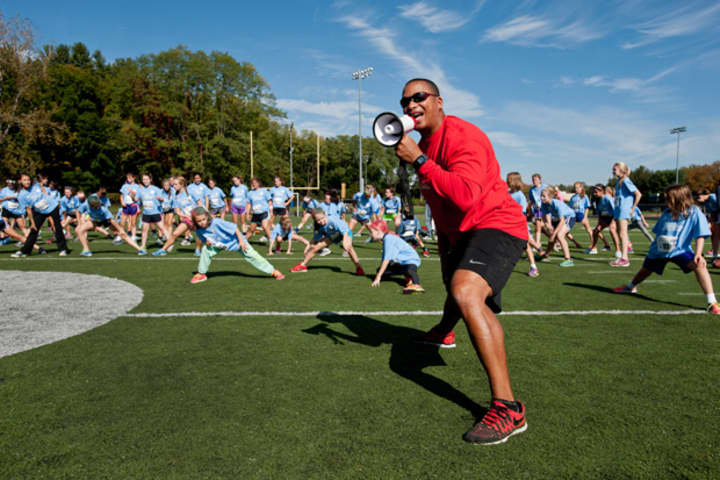 Wilton students trained with former NFL running back Vince Workman on Monday for the Save the Children&#x27;s World Marathon Challenge at Wilton High School.