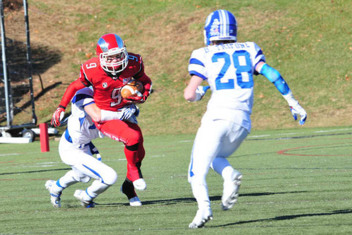 New Canaan&#x27;s Cole Turpin runs against Darien on Thanksgiving.