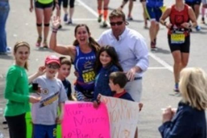 Fairfield&#x27;s Keri O&#x27;Neill meets her family in the 14th mile of the Boston Marathon.
