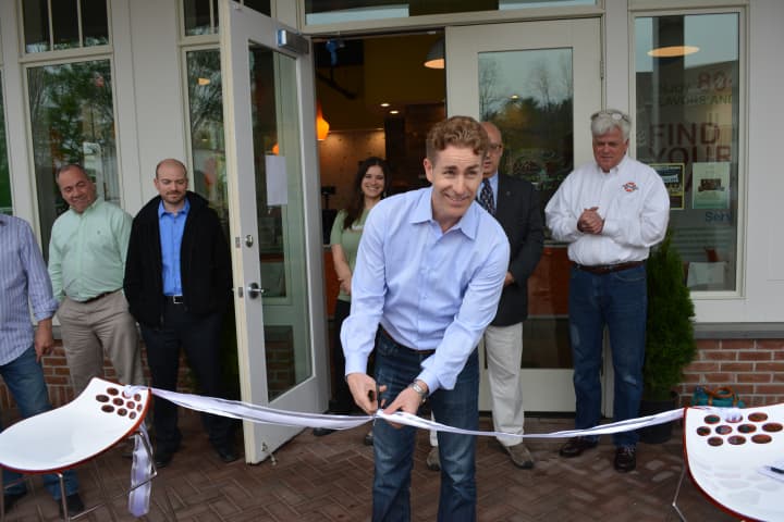 Gregg Roberts cuts the ribbon for Peachwave&#x27;s Armonk location.